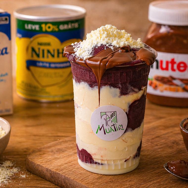 Copo de açaí em camadas com creme de Ninho e leite em pó por cima