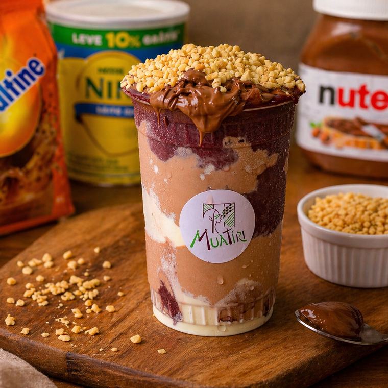 Copo de açaí em camadas com creme de Ovomaltine e amendoim granulado