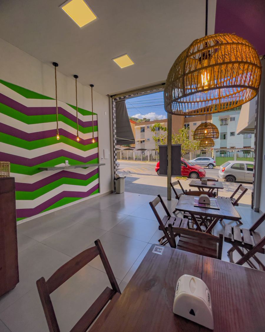 Salão da Muatíri com parede em zigue-zague roxo, verde e branco
